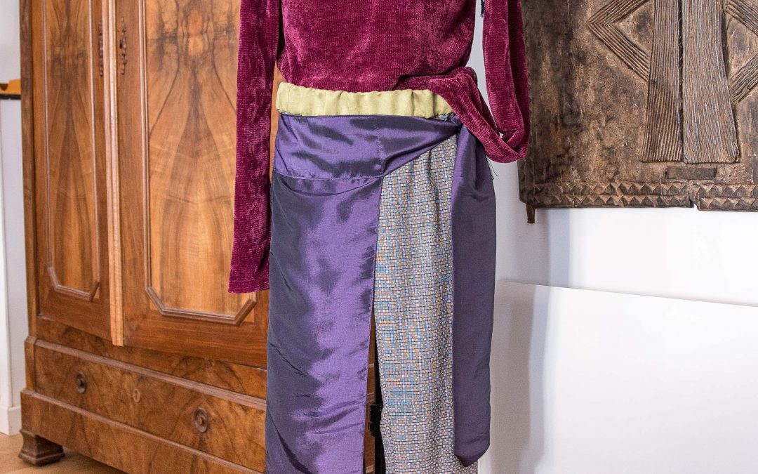 Pantalon Sari, confectionné en tissu recyclé, avec ceinture élastique cousue main, fermeture élégante à pompon et coupe aérienne inspirée de l’Orient.