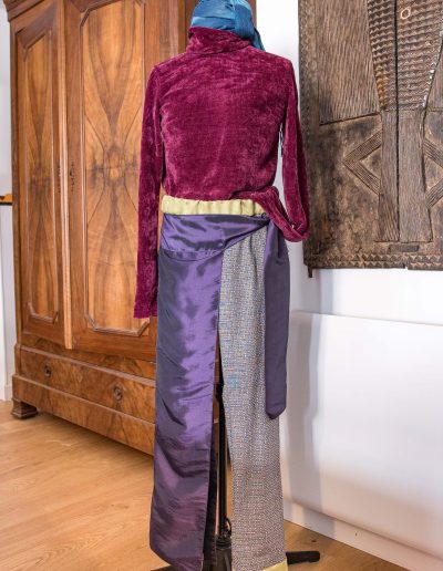 Pantalon Sari, confectionné en tissu recyclé, avec ceinture élastique cousue main, fermeture élégante à pompon et coupe aérienne inspirée de l’Orient.