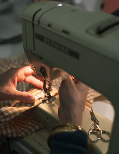 Machine à coudre utilisée pour l’artisanat textile, confection de vêtements et accessoires en tissu recyclé.