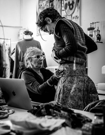 Travail artisanal en atelier sur la conception d’une jupe unique, réalisée à partir d’un dessus de lit recyclé.