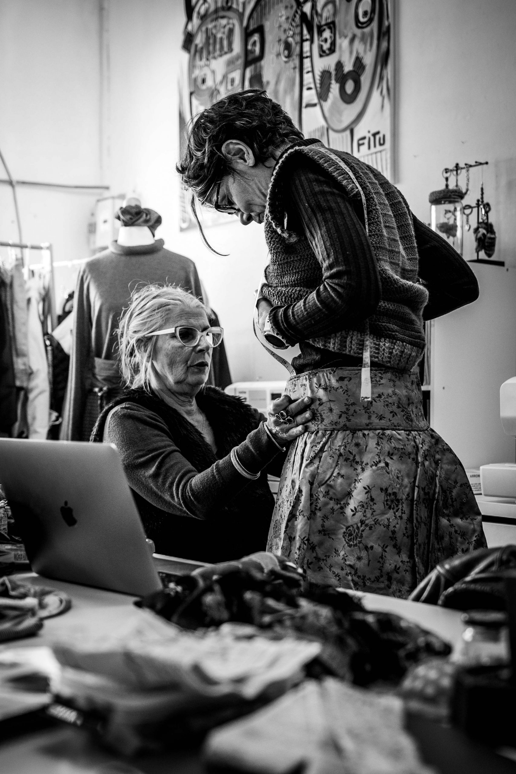 Conception jupe en atelier – Transformation d’un dessus de lit recyclé Travail artisanal en atelier sur la conception d’une jupe unique, réalisée à partir d’un dessus de lit recyclé.