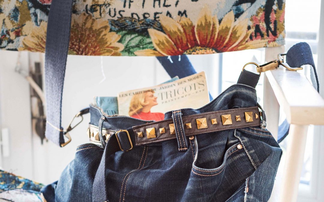 Rock-Sac, sac artisanal en denim recyclé avec anse en ceinture cloutée, doublure robuste et poches fonctionnelles.