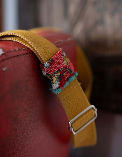 Zoom sur l’anse réglable du Sac Frida, confectionnée avec des finitions rappelant l’imprimé du sac en tissu recyclé.