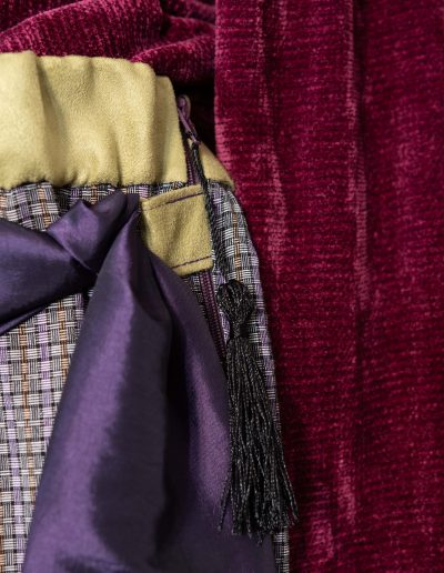 Zoom sur la fermeture du Pantalon Sari, réalisée avec un pompon fin et élégant, ajoutant une touche raffinée à cette création en tissu recyclé.