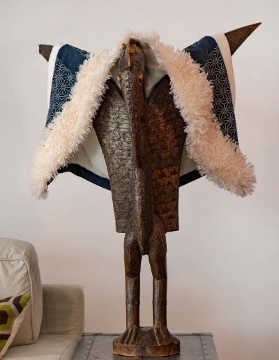 Statue d’oiseau habillée d’une veste ZYRCLO confectionnée à partir de coussins recyclés, avec un design audacieux et extravagant.