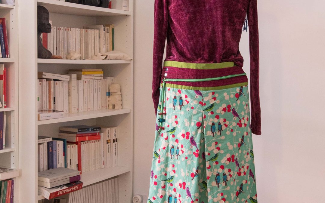 Jupe Hanami longue et fluide en tissu japonais recyclé, avec pli creux, doublure en fourreau et ceinture ornée de perles de verre