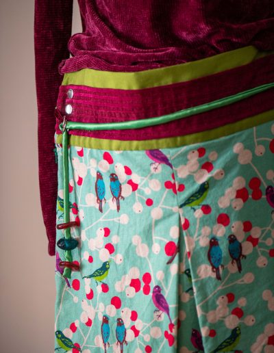 Zoom sur la Jupe Hanami en tissu japonais recyclé, avec pli creux, ceinture perlée et doublure en fourreau pour un tombé impeccable.