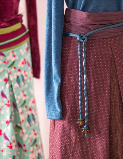 Zoom sur la ceinture smockée de la Jupe Kyoto, ornée de perles de verre, confectionnée en tissu recyclé avec finitions artisanales.