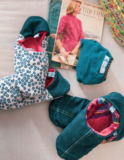 Chaussons confectionnés à partir de restes de tissu recyclé, alliant confort, durabilité et savoir-faire artisanal.