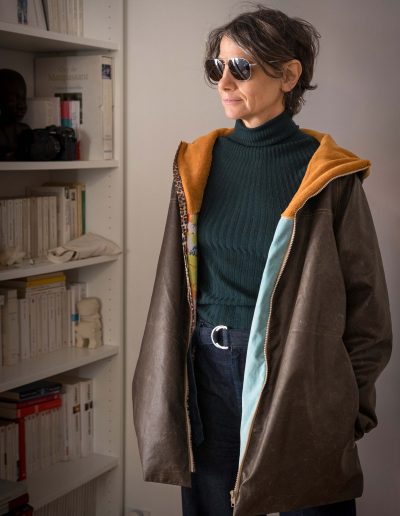 Parka Frida, confectionnée en tissu recyclé avec doublure asymétrique en laine, capuche doublée polaire et détails uniques.