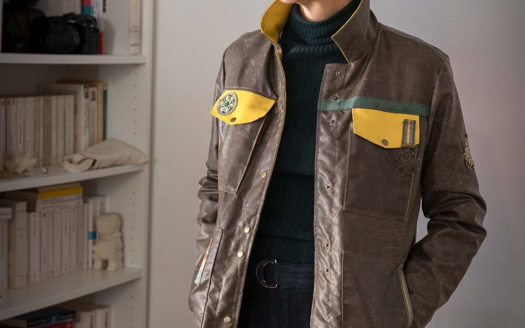 Veste médaillée artisanale en tissu militaire recyclé, doublure en laine et détails uniques comme la médaille chinée et les poches à soufflet.