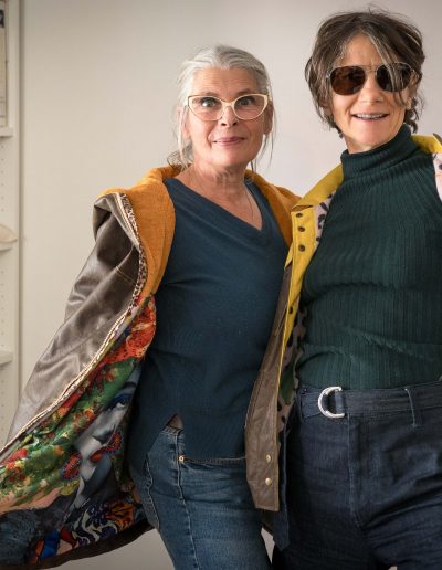 Photo des fondatrices Zyrclo Vibe, réunie autour de la création artisanale et de la transformation de tissus recyclés en vêtements et accessoires uniques.