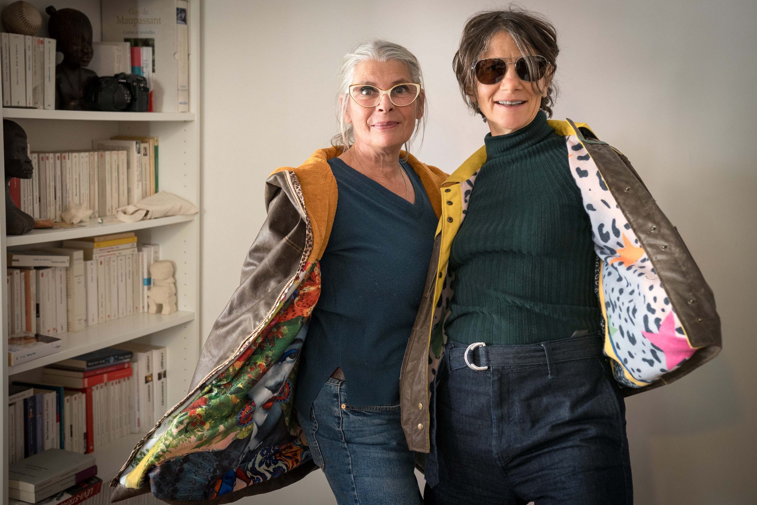 Team Zyrclo Vibe – Artisanat et engagement pour le recyclage Textile Photo des fondatrices Zyrclo Vibe, réunie autour de la création artisanale et de la transformation de tissus recyclés en vêtements et accessoires uniques.