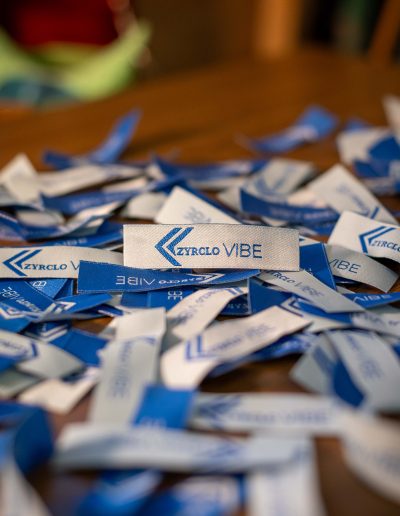 Gros plan sur l’étiquette ZYRCLO, symbole d’une mode artisanale et durable à partir de tissus recyclés.