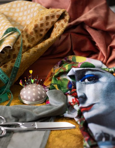 Tissus récupérés pour le recyclage et la transformation artisanale en vêtements et accessoires uniques