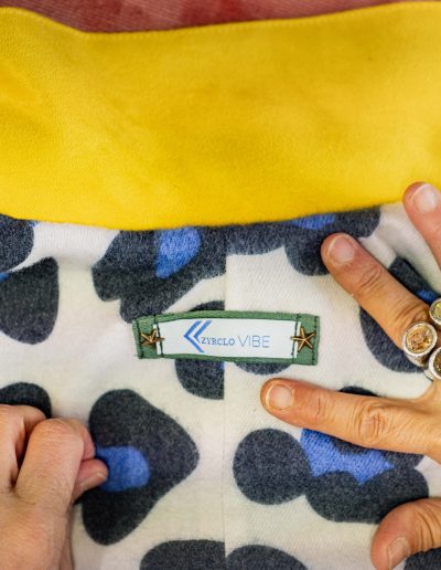 Intérieur de la Veste Médaillée, avec une doublure en laine recyclée et un détail de l’étiquette ZYRCLO, symbole d’artisanat et de mode durable.