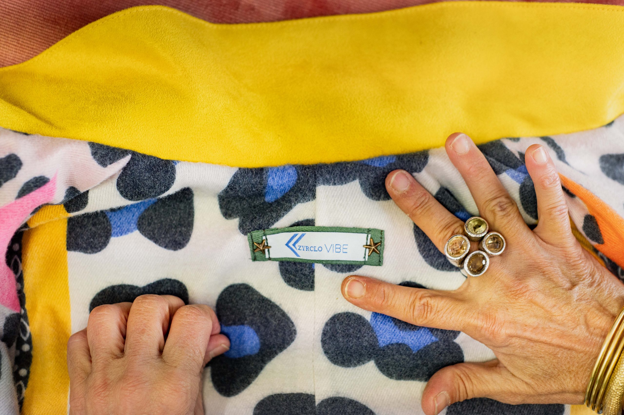 Intérieur veste médaillée – Doublure en naine et étiquette Zyrclo Vibe Intérieur de la Veste Médaillée, avec une doublure en laine recyclée et un détail de l’étiquette ZYRCLO, symbole d’artisanat et de mode durable.