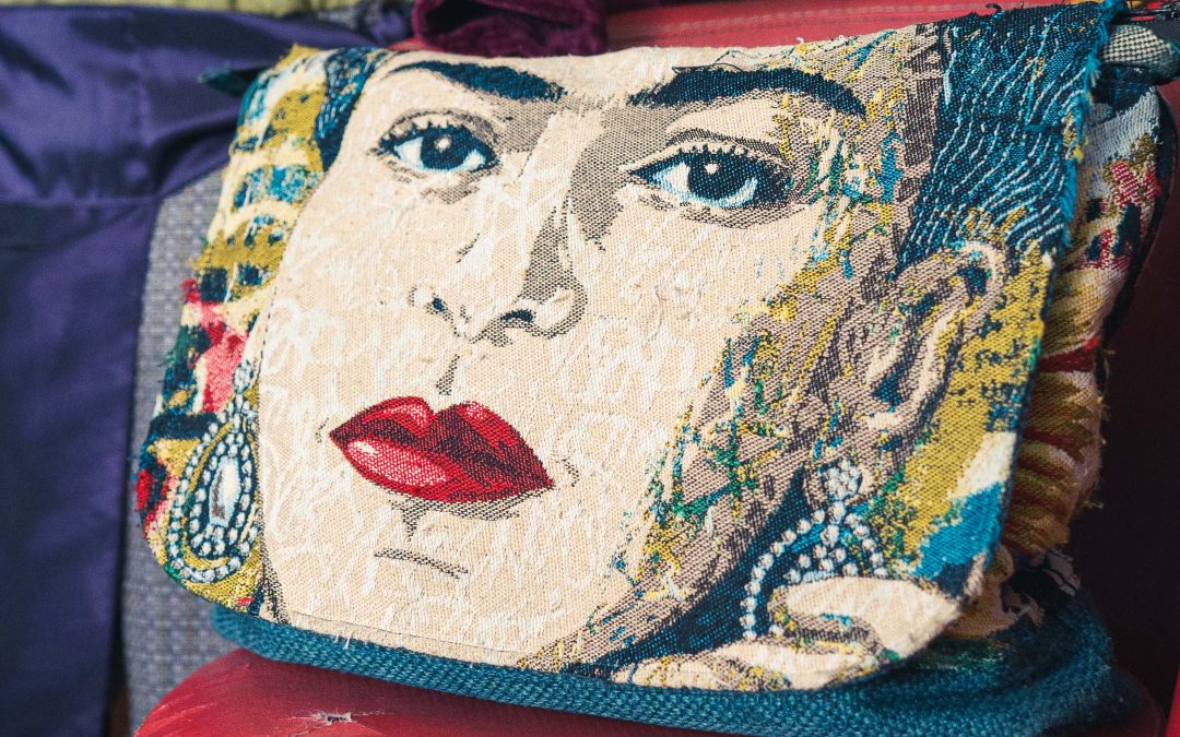 Besace Frida, sac artisanal unique fabriqué à partir de coussins recyclés et doublé de tissu bleu, avec sangle ajustable.