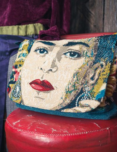 Besace Frida, sac artisanal unique fabriqué à partir de coussins recyclés et doublé de tissu bleu, avec sangle ajustable.