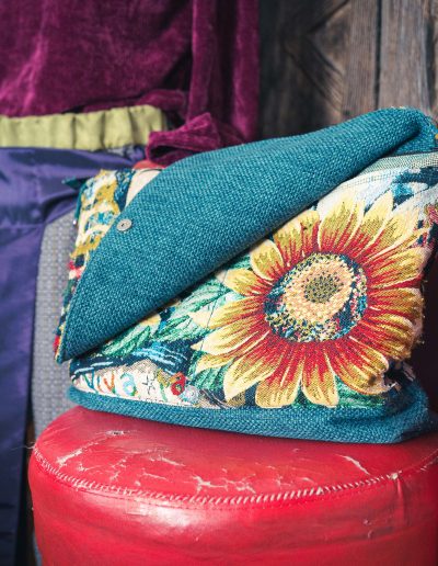 Intérieur de la Besace Frida avec doublure en tissu recyclé et deux poches extérieures soleil.