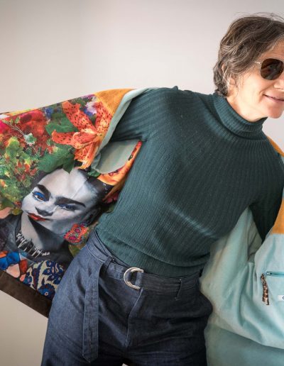 Parka Frida portée, dévoilant sa doublure intérieure en foulard recyclé, sa capuche doublée polaire et ses finitions artisanales.